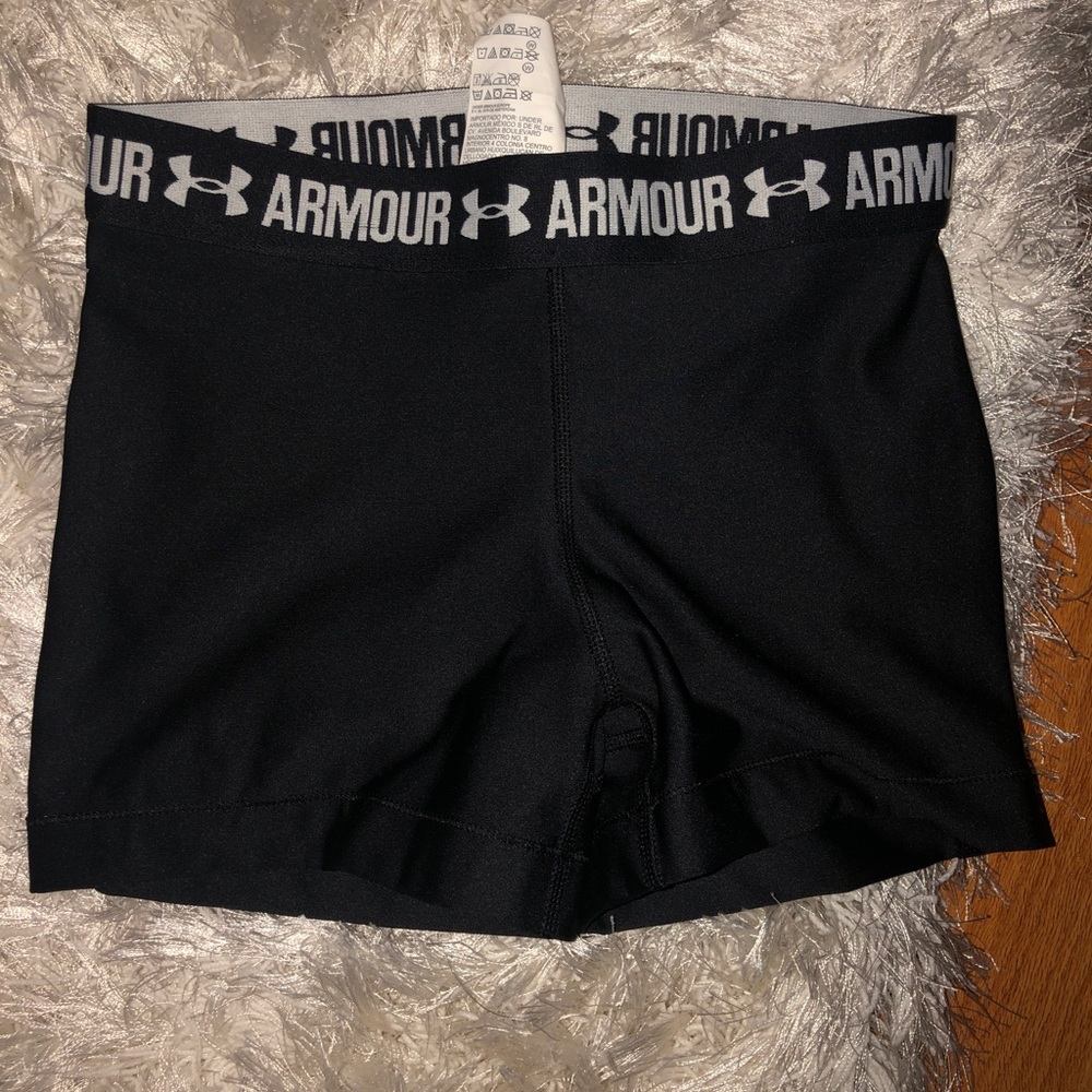 NEVER WORN UNDER ARMOUR SHORTS